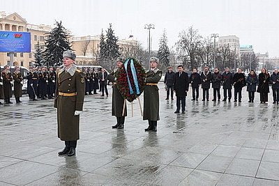 Председатель Мажилиса Парламента Казахстана возложил венок к монументу Победы в Минске