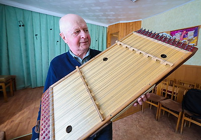 Музыкальные инструменты, на которых играют и за рубежом, создает поставский мастер