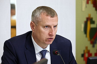 Полевые работы, готовность техники и зерносушилок: Крутой ознакомился с ходом уборочной в Климовичском районе