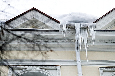 Коммунальщики очищают крыши от снега и сосулек