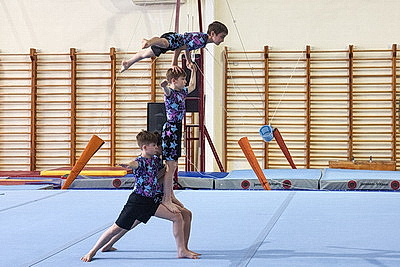 Турнир по спортивной акробатике \"Киндр-сюрприз\" собрал более 200 участников из Беларуси и России