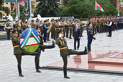 Президент Узбекистана возложил венок к монументу Победы в Минске