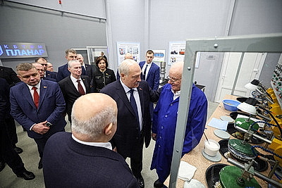 Лукашенко в Минске дал старт работе уникального производства в сфере микроэлектроники
