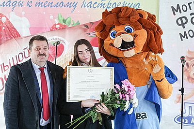 Настроение с доставкой к рабочему месту. В Могилеве идут концерты в цехах предприятий ко Дню женщин