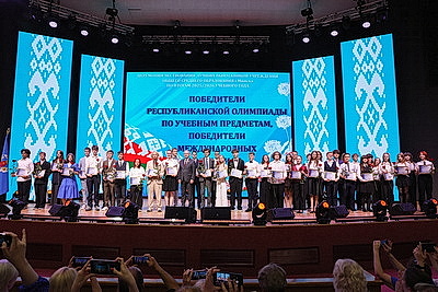 Будущее белорусской науки, культуры и спорта. Лучших выпускников Минска чествовали в Доме молодежи