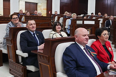 \"Вы выстраиваете открытый диалог между обществом и властью\". Сотрудников СМИ наградили в Палате представителей