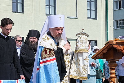 Более 500 человек собрались у памятника Георгию Конисскому в Могилеве на памятный молебен