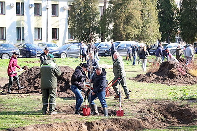 Республиканский субботник: сотрудники Госсекретариата приняли участие в благоустройстве сквера