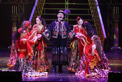 Юбилейный вечер \"Кальман против Штрауса, или Пять и пять - пятьдесят пять\" собрал на сцене весь коллектив музыкального театра