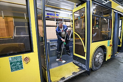 Чистота по регламенту: как готовят к рейсу автобусы, тепловозы и поезда метро