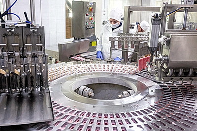 Настроение с доставкой к рабочему месту. В Могилеве идут концерты в цехах предприятий ко Дню женщин