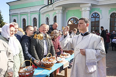 Православные верующие освящают пасхальную трапезу в храмах Беларуси