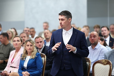 Представители бизнеса посетили с экскурсией Дворец Независимости