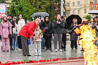 Народное возложение цветов к монументу Победы проходит в Минске