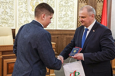 \"Гордимся тем, что нам выпала такая честь\". В Верховном Суде столичным школьникам вручили первые паспорта