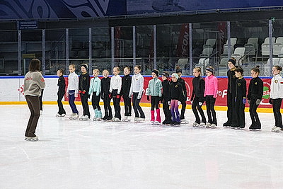 Двукратный серебряный призер Олимпийских игр Евгения Медведева провела мастер-класс для юных спортсменов