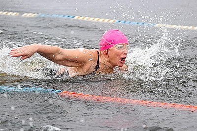Соревнования по зимнему плаванию проходят в Бресте