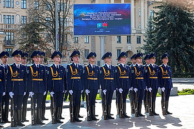 Премьер-министр Казахстана возложил венок к монументу Победы в Минске