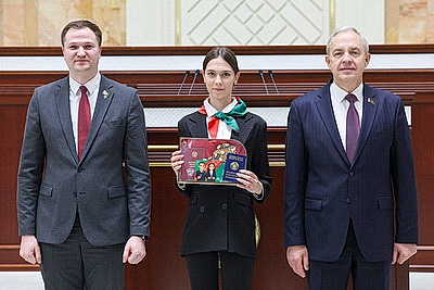 Не только права, но и обязанности перед Родиной. Школьникам вручили паспорта в Палате представителей