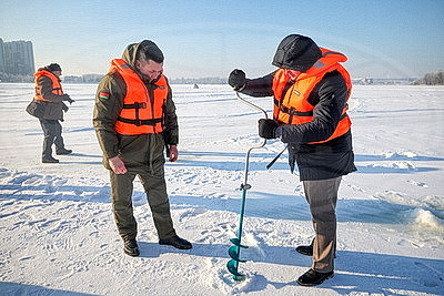 Сделаем лунки - спасем рыбу от замора. На водохранилище \"Дрозды\" провели замеры уровня кислорода в воде