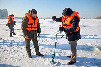 Сделаем лунки - спасем рыбу от замора. На водохранилище \"Дрозды\" провели замеры уровня кислорода в воде