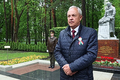 Почтить память погибших. Возложения цветов к братским могилам и мемориалам проходят в канун Дня Победы