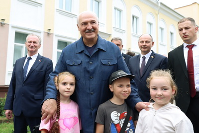 Торговля на селе и перспективы БелОМО. Лукашенко посетил Вилейский район