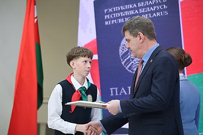 \"Важный день, который останется в памяти\". Столичным школьникам вручили паспорта в Минской ратуше