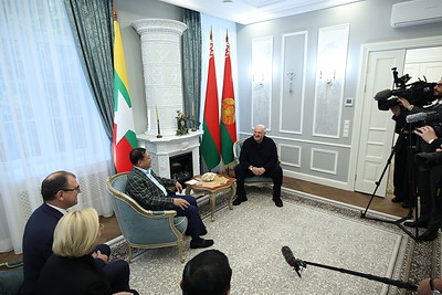 Президенты Беларуси и Мьянмы накануне официальных переговоров встречаются в неформальной обстановке