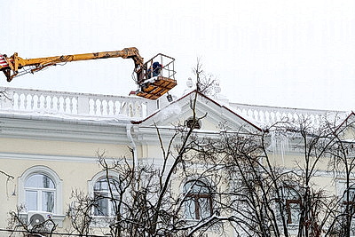 Коммунальщики очищают крыши от снега и сосулек