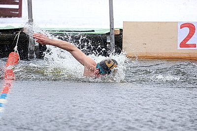 Соревнования по зимнему плаванию проходят в Бресте
