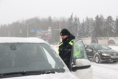 Увеличено количество экипажей, выведена крупногабаритная техника. Как работает ГАИ Минской области в условиях непогоды