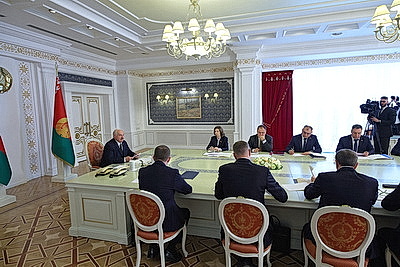Лукашенко собрал совещание по реализации ключевых инвестпроектов за рубежом