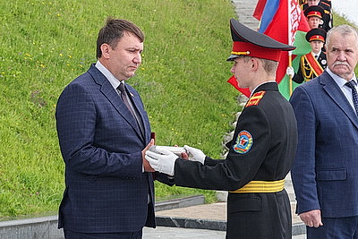 Капсулу с посланием от ветеранов ВОВ передали потомкам на Кургане Славы