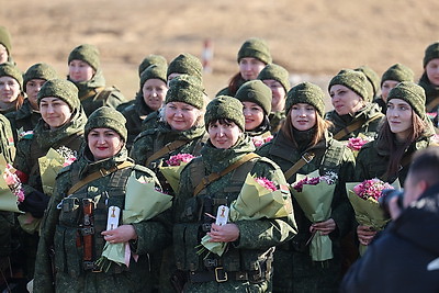 Женщин-военнослужащих Западного оперативного командования с наступающим 8 Марта поздравили на полигоне