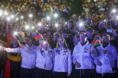 В регионах акция \"Споем \"День Победы\" вместе\" и фейерверк завершили празднование 9 Мая