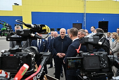 Лукашенко посетил производство лесозаготовительной техники в Логойском районе