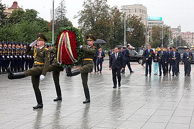 Президент Мьянмы возложил венок к монументу Победы в Минске