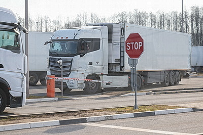\"Не торопятся работать\". Как литовская сторона принимает грузовики в пункте пропуска \"Бенякони\"