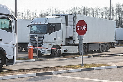 \"Не торопятся работать\". Как литовская сторона принимает грузовики в пункте пропуска \"Бенякони\"