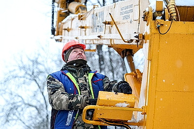 Коммунальщики очищают крыши от снега и сосулек