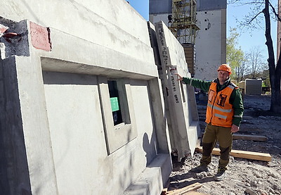 Строители завершают монтаж панелей в пострадавшей при вспышке газа десятиэтажке в Гомеле