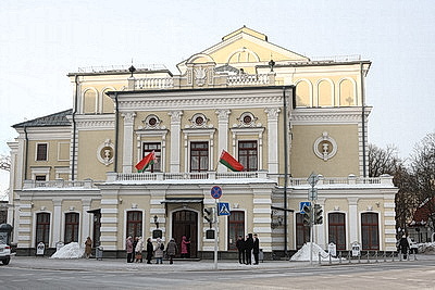 \"Ода белорусской женщине\". Со сцены Купаловского театра читают стихи на \"роднай мове\"