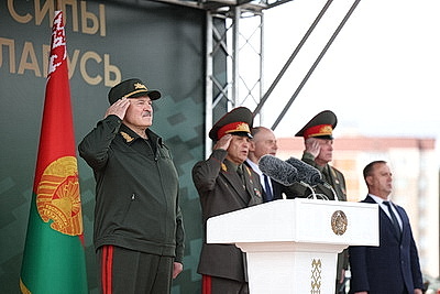 Лукашенко принял участие в церемонии приведения к военной присяге в Борисовском районе