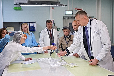 Крутой ознакомился с изготовлением полимерной продукции в Пскове