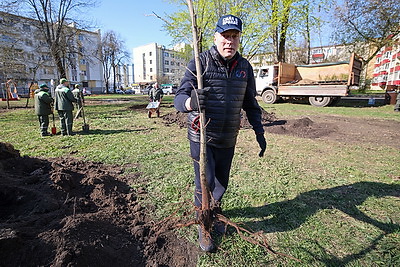 Республиканский субботник: сотрудники Госсекретариата приняли участие в благоустройстве сквера