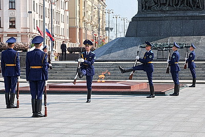 Российская делегация возложила венок к монументу Победы в Минске