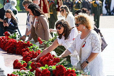 Символ мужества и гордости народа. Торжества по случаю Дня Независимости проходят на Кургане Славы