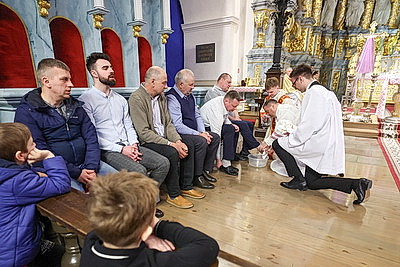 Католические верующие отмечают Чистый четверг