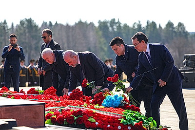 \"Пусть скорбь и печаль обернутся в мужество ваше и силу\". В Хатыни проходит всенародная вахта памяти